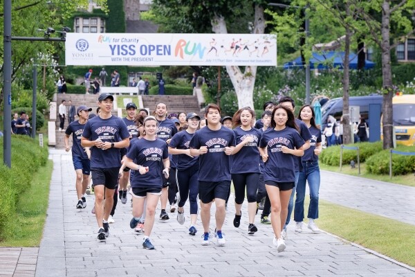 연세대학교(총장 김용학)는 11일 오전 8시 연세대 교원, 연세국제하계대학에 참여한 학생들과 함께 오픈런 행사를 진행했다. (사진: 연세대 제공)