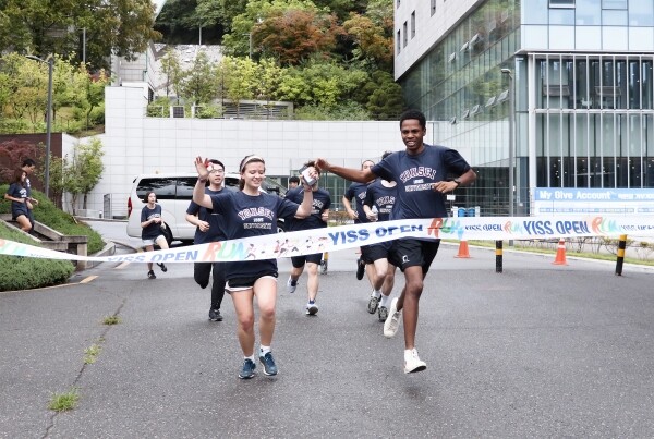 연세대학교(총장 김용학)는 11일 오전 8시 연세대 교원, 연세국제하계대학에 참여한 학생들과 함께 오픈런 행사를 진행했다. (사진: 연세대 제공)
