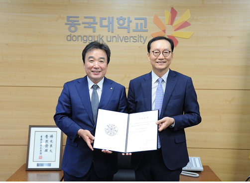 ㈜홈이엘 송영근 대표이사(영문 84)는 지난 10일 오후 2시 동국대학교(총장 윤성이)를 찾아 영어영문학부 장학금 3000만 원을 전달했다. (사진: 동국대 제공)