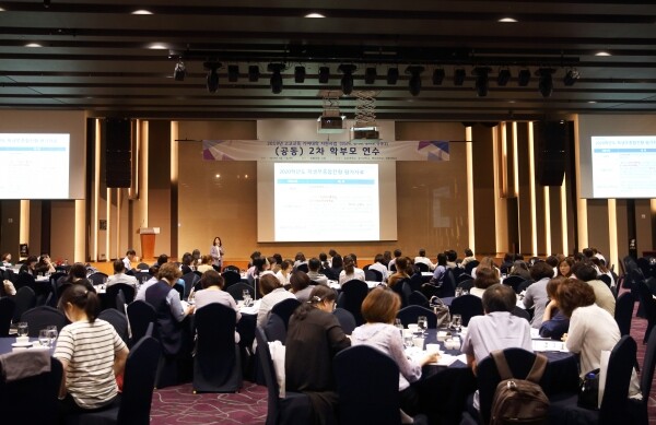 명지대학교(총장 유병진) ‘2019년 공동 학부모 연수’가 7월 11일 고양 엠블호텔에서 열렸다. 명지대 장미정 입학사정관이 학생부종합전형 서류평가에 대해 안내하고 있다. (사진: 명지대 제공)