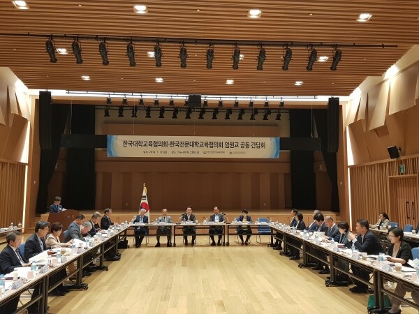 김헌영 총장(한국대학교육협의회 회장)은 7월 12일 오후 2시 서울 영등포구 한국교직원공제회 그랜드홀에서 열린 ‘한국대학교육협의회-한국전문대학교육협의회 임원교 공동 간담회’에 참석했다. (사진: 강원대 제공)