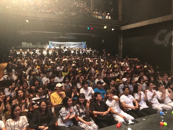 남서울대학교(총장 윤승용) 국제교육원 한국어학당 학생들은 11일 서울 명동에서 세계적으로 각광 받고 있는 ‘난타공연’을 관람하며 한국문화를 체험하는 시간을 가졌다. (사진: 남서울대 제공)