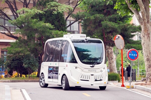 서울과학기술대학교(총장 김종호, 이하 서울과기대)는 7월 15일, 테크노큐브동에서 교육부 선정 ‘스마트에너지타운 플랫폼 개발’을 테마로 한 대학중점연구소 개소식을 서울시, 한국연구재단, 13개 참여 중소기업과 대학 석·박사 연구원들이 참석한 가운데 개최했다. (사진: 서울과기대 제공)