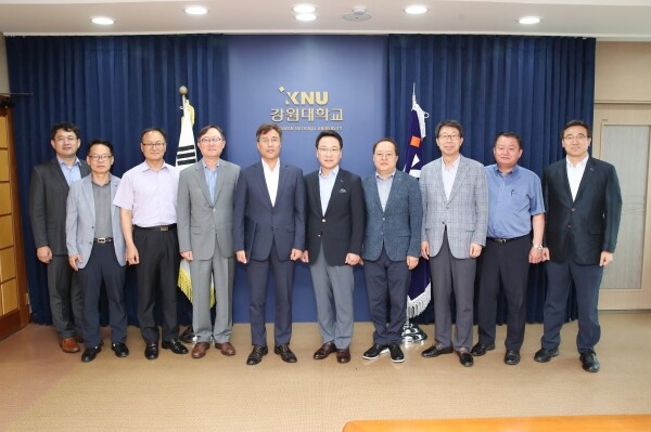 강원대는 7월 15일 대학본부 회의실에서 춘천시가 지난 12일자 승진·전보인사를 통해 지역협력관으로 파견한 허춘구 사무관(5급)에게 임명장을 수여했다. (사진: 강원대 제공)