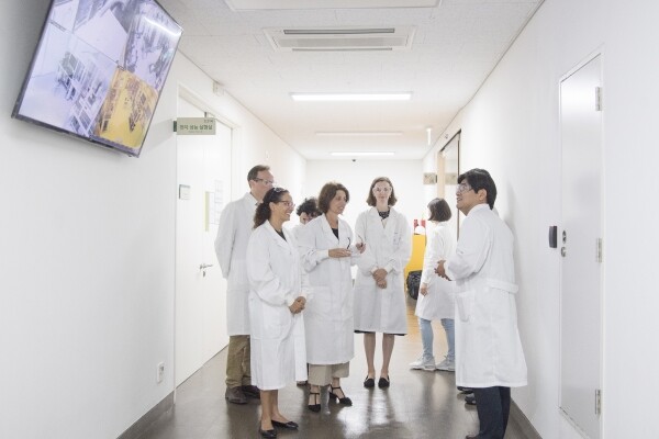 이스라엘 대통령 한국 방문 일정에 맞춰 이스라엘 고등교육정책기관 관계자와 대학 총장 등으로 구성된 학술분야 대표단이 7월 15일 이화여자대학교(총장 김혜숙)를 방문했다. (사진: 이화여대 제공)