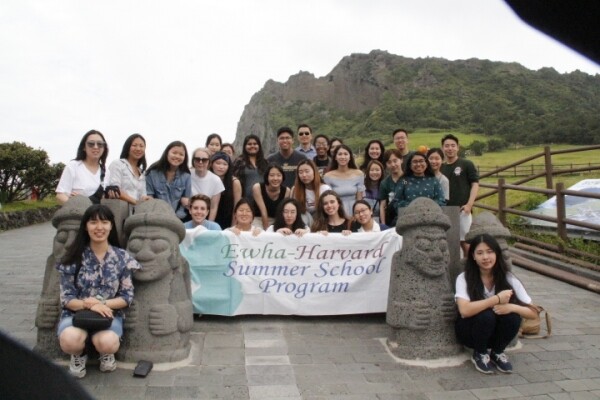 제주도 답사를 떠난 2019 이화-하버드 서머스쿨 참가자들 모습 (사진: 이화여대 제공)