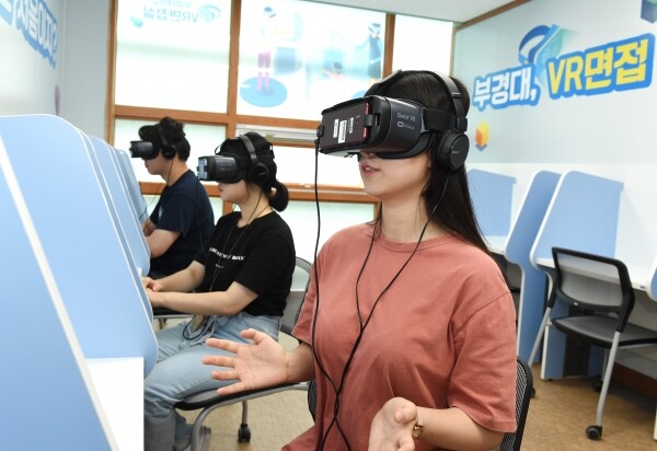 부경대가 마련한 VR 전용 면접실에서 VR 기기를 착용하고 가상 면접을 진행하는 학생들.