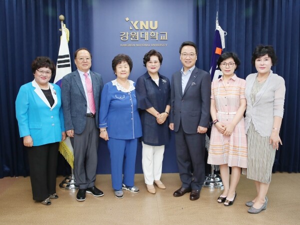 강원대학교(총장 김헌영)는 7월 18일 오후 2시 춘천캠퍼스 총장실에서 홍순옥 회장, 이금녀 오로라 성형외과 부장, 신화자 글로벌금융 지점장, 이신자 전 춘천시여성단체협의회 고문을 ‘대학발전자문위원회’ 신임 위원으로 위촉했다. (사진: 강원대 제공)