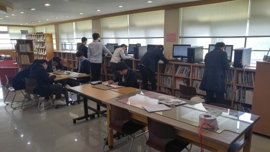 ‘학교도서관 정상화를 위한 교육연대’는 22일 발표한 성명서를 통해, 교육 당국은 2020년도 사서교사 임용정원을 확대하라고 촉구했다. 사진은 서울 경신고등학교 학교도서관.