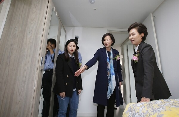 3월 18일 개봉동 기숙사형 청년주택 개관식에서 유은혜 교육부장관과 김현미 국토부장관