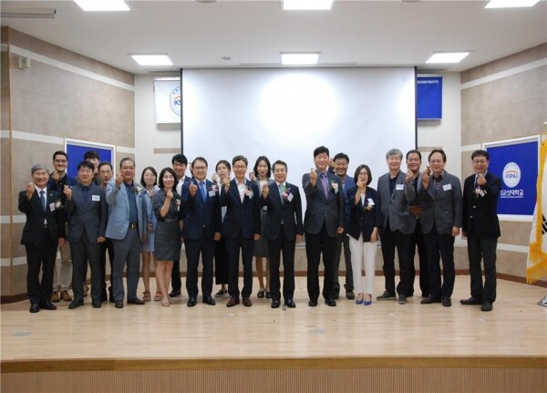 군산대학교(총장 곽병선)가 침체된 군산경제에 새바람을 일으키고 청년 창업 생태계 구축과 미래의 창업자 지원을 목적으로 군산대 창업지원단(단장 최연성)을 새롭게 구축하고 비전 선포식을 개최했다. (사진: 군산대 제공)