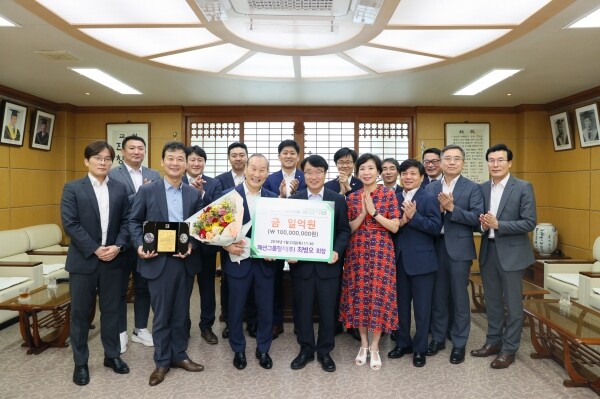 패션그룹형지(주) 최병오 회장이 7월 23일 전남대학교(총장 정병석)를 찾아 정병석 총장에게 대학발전기금 1억 원을 전달하고 환담했다. (사진: 전남대 제공)