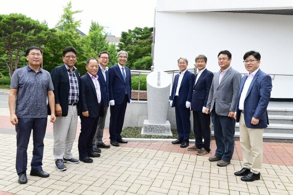 ‘국가균형발전의 시발지’ 앞에서 참석자들이 기념촬영을 하고 있다. (사진: 경남과기대 제공)