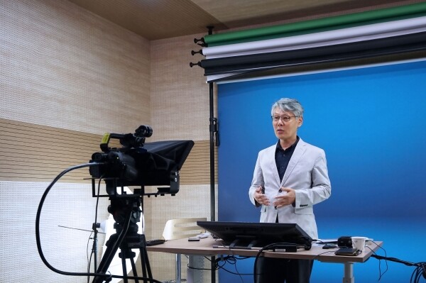 김동섭 교수 K-MOOC 수업 (사진: 수원대 제공)