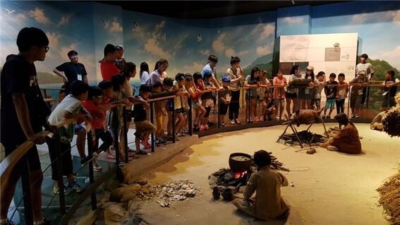 가톨릭관동대학교 박물관(관장 고광규)은 7월 31일부터 8월 8일까지 5일간 가톨릭관동대 박물관 시청각교육실과 야외 체험장에서 강릉지역 아동센터 소속 초등학생 35명을 대상으로 ‘내가 만든 빗살무늬토기로 신석기시대 배우기’라는 주제의 어린이 체험교육 프로그램을 운영한다. (사진: 가톨릭관동대 제공)