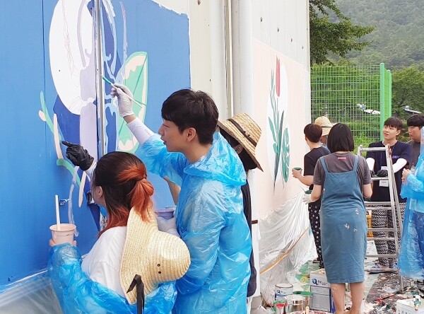 경북대학교(총장 김상동) 총동아리연합회 학생 52명은 여름방학을 맞이해 상주시 내서면 구마이곶감정보화마을을 찾아 벽화그리기 봉사활동을 펼쳤다. (사진: 경북대 제공)