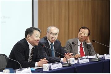 동북아경제포럼(NEAEF)이 주관하고 유엔 아시아태평양 경제사회위원회(UNESCAP)와 인천대학교(총장 조동성)가 공동주최하는 제14회 영리더스프로그램(Young Leaders Program)이 29일 송도 ESCAP 동북아사무소에서 열렸다. (사진: 인천대 제공)