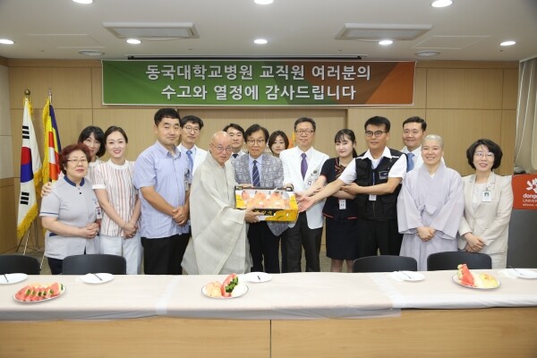 30일에는 학교법인 동국대학교 이사장 법산 스님이 일산병원을 찾았다. 법산 스님은 일산병원 전 직원들에게 더위를 이길 수 있도록 시원한 과일을 전달하고 격려의 시간을 가졌다. (사진: 동국대 제공)