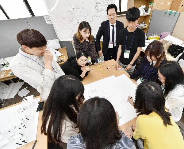 건국대학교(총장 민상기) 입학전형센터는 고교생들의 올바른 진로 설정을 돕고 다양한 전공에 대한 탐색을 할 수 있는 기회를 제공하기 위해 고교교육정상화 기여대학 지원사업의 일환으로 전공별 ‘밀착형 전공체험 프로그램’을 8월 1~2일 진행한다. (사진: 건국대 제공)