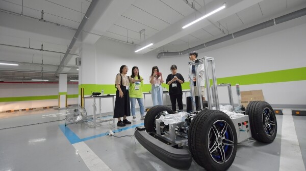 1일 서울 광진구 능동로 건국대학교 KU스마트팩토리에서 열린 2019년 KU전공체험 행사에서 고교생들이 스마트운행체공학과의 자율주행자동차 실험을 체험하고 있다. (사진: 건국대 제공)