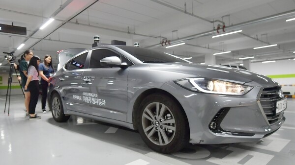 1일 서울 광진구 능동로 건국대학교 KU스마트팩토리에서 열린 2019년 KU전공체험 행사에서 고교생들이 스마트운행체공학과의 자율주행자동차 실험을 체험하고 있다. (사진: 건국대 제공)