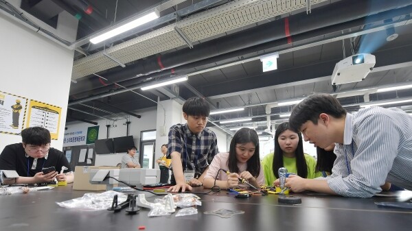 1일 서울 광진구 능동로 건국대학교 학생창작공간 KU스마트팩토리에서 열린 2019년 KU전공체험 행사에서 고교생들이 스마트운행체공학과의 드론 제작 실습을 체험하고 있다. (사진: 건국대 제공)