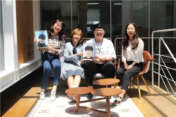 서동은 대표(왼쪽에서 두번째)를 비롯한 용인송담대 입주기업 리본(REBORN) 직원들.