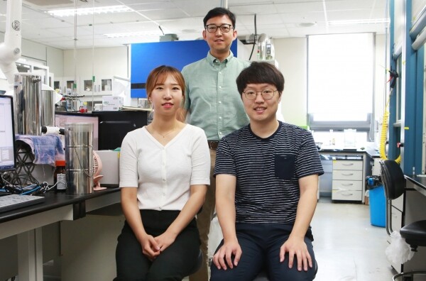 조재흥 교수(위), 신물질과학전공 김보희 석박사통합과정생(아래 왼쪽), 정동현 석박사통합과정생(아래 오른쪽)