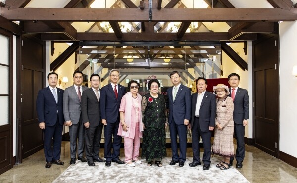 기부식 후 참석자들의 기념촬영 모습. 왼쪽 세번째부터 김재욱 경영대학장, 이기형 의무부총장, 정신순 씨, 전윤자 씨, 정진택 총장.