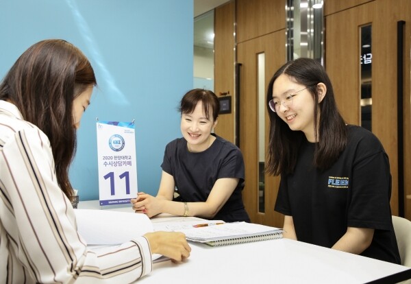 9일 서울 성동구 HIT건물에서 열린 2020학년도 수시상담카페에서 한양대 입학사정관(왼쪽)이 수험생 및 학부모를 상대로 개별입학상담을 하고 있다.