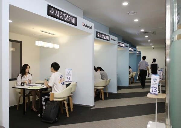 9일 서울 성동구 HIT건물에서 열린 2020학년도 수시상담카페에서 한양대 입학사정관들이 수험생 및 학부모를 상대로 개별입학상담을 하고 있다.