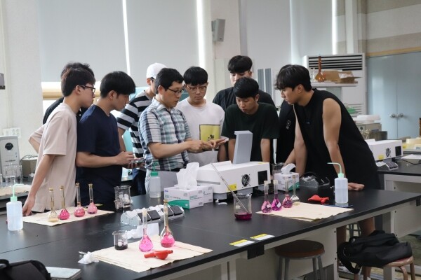 8월 13일 조선이공대 기기분석실험실에서 실시된 생명환경화공과의 화학분석기능사 자격증 교육 모습 (사진: 조선이공대 제공)