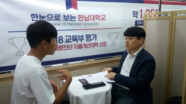 타유버스에 탄 예비 수험생을 위해 한남대 교수가 실전과 같이 모의 면접을 진행하고 있다.