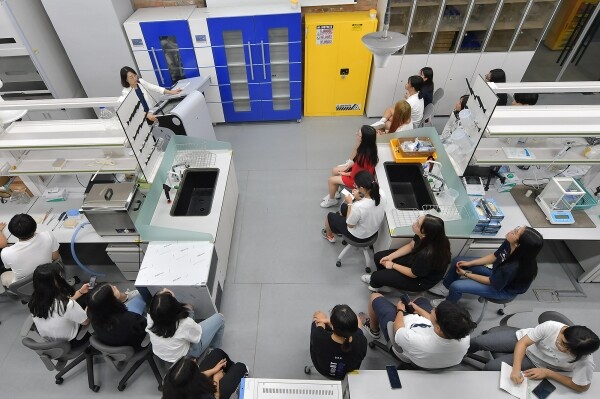 건국대학교(총장 민상기) LINC+사업단은 평소 생명과학 분야에 관심 있는 이공계 고교생 1~2학년을 대상으로 바이오 관련 실험 실습 경험과 관련 분야에 대한 심도 있는 학습이 가능한 ‘LINC+바이오융복합아카데미’를 8월 12~13일 교내 K-LAB 바이오팩토리에서 개최했다. (사진: 건국대 제공)