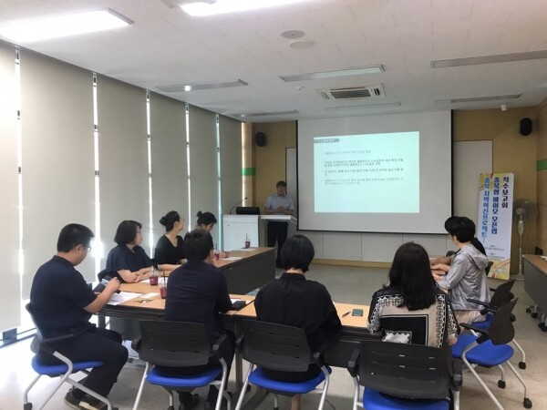 충북대학교(총장 김수갑) 공동훈련센터는 8월 13일 오전 9시부터 개신캠퍼스 농업생명환경대학에서 ‘2019 지역혁신프로젝트(충북형 바이오 오픈랩)사업 착수보고회’를 네이처코스텍 주식회사 직원, 전문가 및 연구인력 등 사업관계자들이 참석한 가운데 개최했다. (사진: 충북대 제공)
