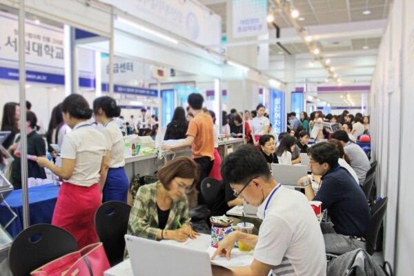 지난 달 서울 코엑스에서 열린 2020학년도 수시모집 대학입학정보박람회 성신여대 부스에서 입시상담이 이뤄지고 있다. (사진: 성신여대 제공)