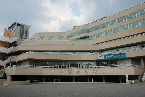 인하대학교(총장 조명우)는 취업을 준비하는 학생이라면 누구나 이용이 가능한 VR(가상현실)면접 시스템을 갖춘 면접 전용 공간을 설치해 학생들의 취업 역량 강화에 나선다고 19일 밝혔다. 이와 함께 10월부터는 각종 취업 관련 상담과 프로그램 참여가 가능한 ‘잡 카페’도 운영한다. (사진: 인하대 제공)