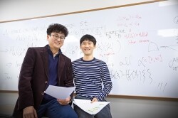 졸업생 답사를 맡은 이용해(수학과) 박사(우) 졸업생과 이수준 교수(좌) (사진: 경희대 제공)