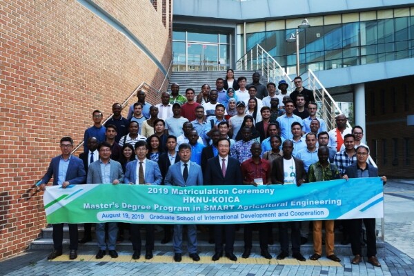 한경대학교(총장 임태희)가 한국국제협력단(KOICA)의 글로벌연수브랜드 씨앗(CIAT)과 함께, 아시아·중동·아프리카 등 해외 개발도상국 14개국에서 선발한 공무원 20명의 국제개발협력대학원 입학식을 개최했다. (사진: 한경대 제공)