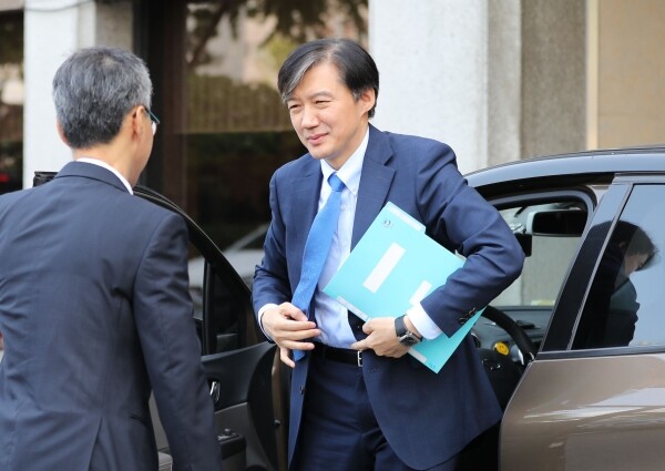 조국 법무부 장관 후보자가 20일 오전 인사청문회 준비 사무실이 마련된 서울 종로구 한 건물로 출근하고 있다. (사진: 연합뉴스)