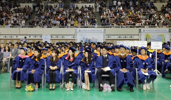21일 오전 서울 성동구 서울캠퍼스에서 개최된 학위수여식에 참석한 졸업생과 학부모들이 김우승 총장의 축사를 듣고 있다. 이날 학위수여식에서는 서울캠퍼스에서 박사 259명, 석사 471명, 학사 1049명 등 총 1779명이 각각 학위를 받았다. (사진: 한양대 제공)