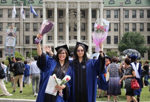 21일 오전 서울 성동구 서울캠퍼스 올림픽체육관에서 열린 ‘후기 학위수여식’에 참석한 외국인 졸업생들이 기념사진을 촬영하고 있다. 이날 학위수여식에서는 서울캠퍼스에서 박사 259명, 석사 471명, 학사 1049명 등 총 1779명이 각각 학위를 받았다. (사진: 한양대 제공)