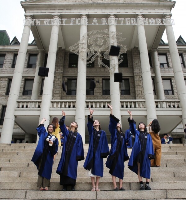 21일 오전 서울 성동구 서울캠퍼스에서 학위수여식을 마친 졸업생들이 학사모를 공중으로 던지며 졸업을 자축하고 있다. 이날 학위수여식에서는 서울캠퍼스에서 박사 259명, 석사 471명, 학사 1049명 등 총 1779명이 각각 학위를 받았다. (사진: 한양대 제공)