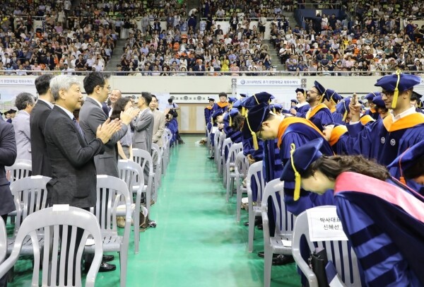 21일 오전 서울 성동구 서울캠퍼스에서 개최된 학위수여식에 참석한 졸업생들이 교수들에게 감사 인사를 하고 있다. 이날 학위수여식에서는 서울캠퍼스에서 박사 259명, 석사 471명, 학사 1049명 등 총 1779명이 각각 학위를 받았다. (사진: 한양대 제공)