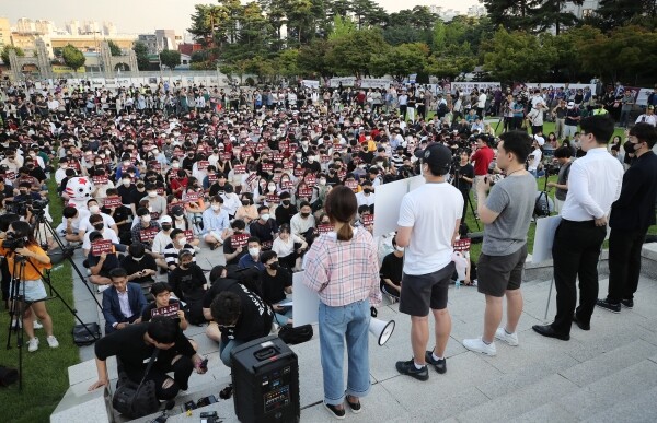 23일 오후 서울 성북구 고려대학교 중앙광장에서 학생들이 조국 법무부 장관 후보자 딸의 고려대 입학 과정에 대한 진상규명을 촉구하며 집회를 열고 있다. (사진: 연합뉴스)