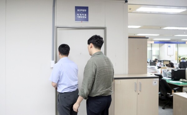 조국 법무부 장관 후보자와 가족을 둘러싼 의혹과 관련해 검찰이 동시다발 압수수색에 들어간 27일 부산시청에서 검찰 수사관이 노환중 부산의료원장 임명 관련 자료를 확보하기 위해 압수수색을 하고 있다. (사진: 연합뉴스)