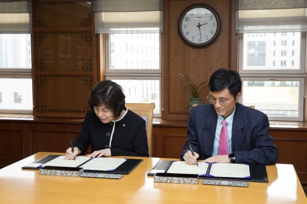 지난 8월 27일(화) 숙명여대 행정관에서 열린 ㈜유사코그룹-숙명여대 간의 MOU 체결식에서 강정애 숙명여대 총장(사진 좌측)과 고한영 (주)유사코그룹 대표가 협약서에 사인을 하고 있다. (사진: 숙명여대 제공)