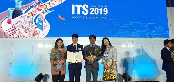 목원대 정철호 산학협력단장(왼쪽에서 세 번째)과 관계자들이 ‘제20회 중소기업기술혁신대전’에서 중소벤처기업부 장관 표창을 받고 기념촬영하고 있다.