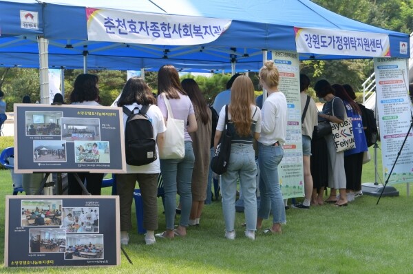 한림대학교(총장 김중수)가 재학생들의 자원봉사 기회 제공과 지역사회 봉사 활성화를 위해 28일 교내 대학본부 앞에서 ‘제4회 자원봉사 페어(Volunteer Fair)’를 개최했다. (사진: 한림대 제공)