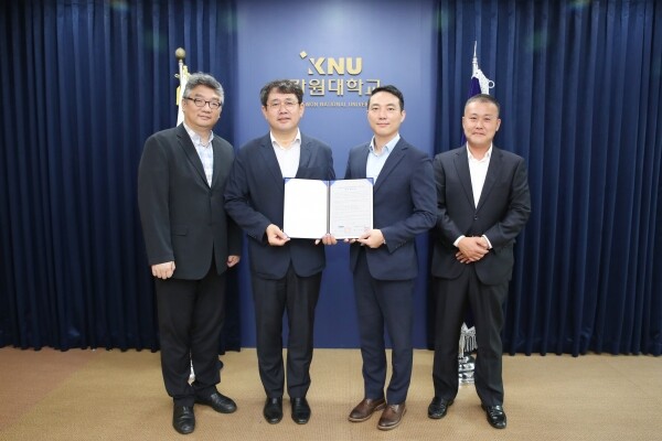 강원대학교(총장 김헌영)는 의료 3D프린팅 소프트웨어 전문업체인 메디컬아이피㈜(대표 박상준)와 8월 29일 오전 대학본부에서 「지역선도대학 육성사업의 성공적인 추진」을 위한 업무협약을 체결했다. (사진: 강원대 제공)